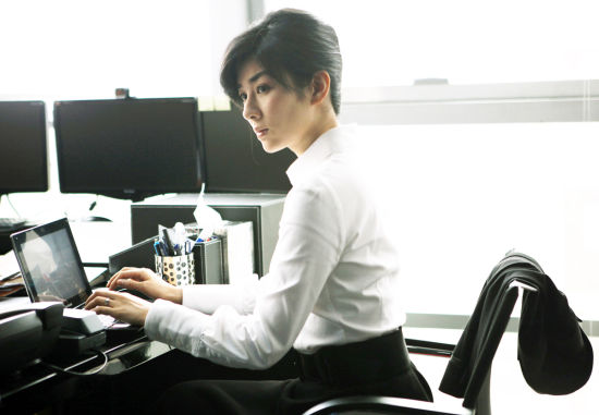 《窃听2》黄奕单人海报曝光 法律精英对抗商潮