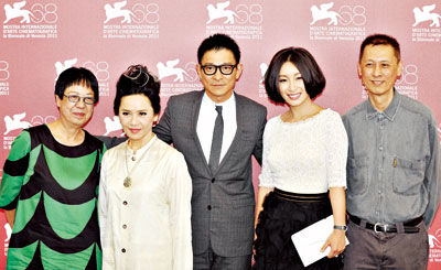 的导演许鞍华(左一)携演员叶德娴(左二),刘德华(右一)和秦海璐亮相