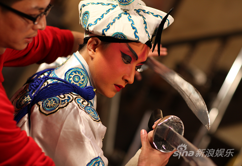 贾延鹏指导韩庚舞刀