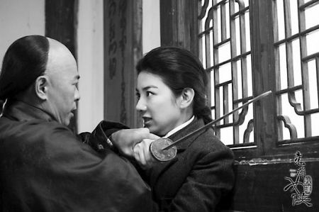 各种中性装、男装亮相，其中亦不乏舞刀弄枪的劲照，这引起了秋瑾后人的关注