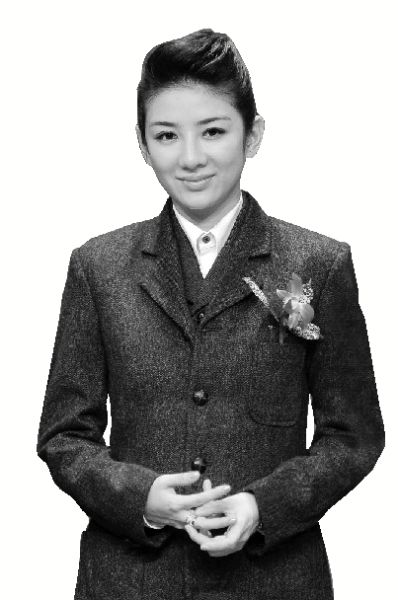 黄奕昨天出席首映式穿的是电影《秋瑾》里的戏服。 黄佳健 摄