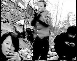 杜海滨2001年作品《铁路沿线》剧照，讲述一群沿铁路流浪的青少年。