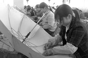 2007年作品《伞》剧照，讲述农村青年摆脱乡村命运的过程。