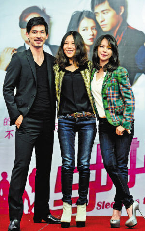 周渝民(左),徐若瑄(右)与导演尹丽川亮相金鸡百花电影节.