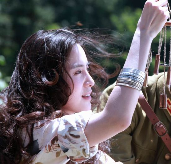 宋佳《遍地狼烟》饰烽火红颜