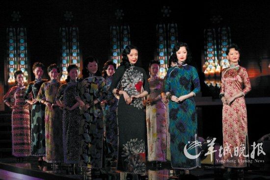 豆蔻（前排左）、玉墨（中）、红菱（右）等“十三钗”身穿旗袍登场