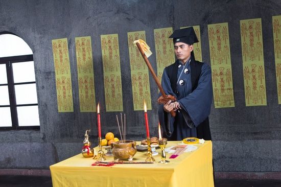 陈龙饰演的"茅山道士"有款有型