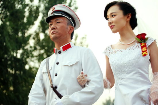 《父亲》剧照:多少年他陪着你这样走