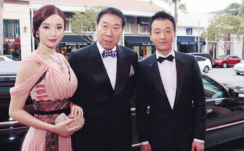 韩熙庭、张伟平、佟大为(从左至右)走上红地毯