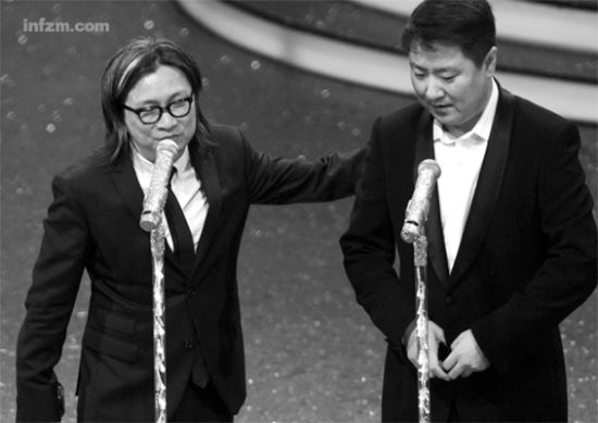 陈可辛和于冬（右）曾经合作成立了人人电影公司，本打算合作十部大片，但第一部《十月围城》之后，两人就“分道”。2001年成功发行港片《我的兄弟姐妹》让于冬和博纳一战成名，积累了很多香港电影资源，但也有人认为“香港人绑架博纳未来”。（CFP/图）