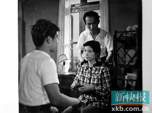 胡导（右一）在给《乡情》（1980年）的演员说戏。