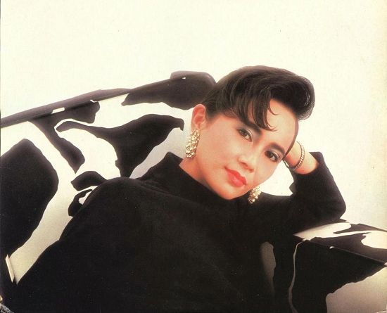 作为歌手，叶德娴当年的造型有时代色彩