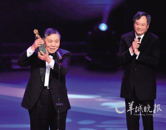 2010年第47届金马奖上，李安(右)为徐立功颁发终身成就奖