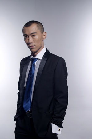 《诡先生》即将杀青 郑昊不惧危险踏薄冰