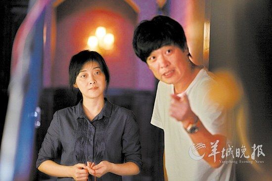 导演在给梅婷说戏