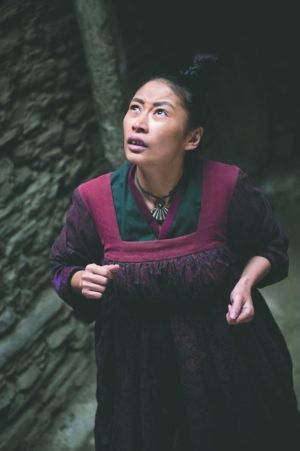 梁静在《杀生》里戴上牙套，扮演丑女