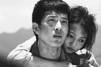 在新戏《影子爱人》中，井柏然扮演的角色算得上是一位乱世好男人，虽然拍戏时吃尽苦头，但也与搭档张韶涵成为了好朋友。 