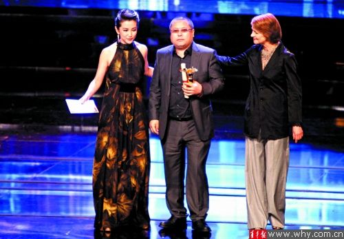 高群书（中）凭借备受好评的新片《神探亨特张》如愿拿下今年的最佳导演大奖