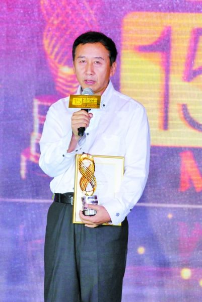 冯小宁领取最佳影片奖