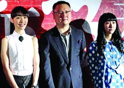 导演滕华涛（中）和“幸福”剧组
