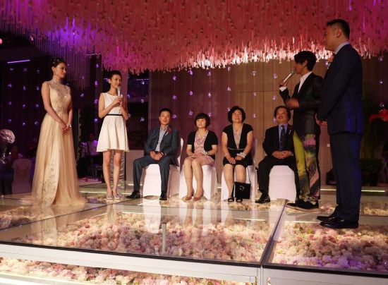 新浪娱乐讯 昨日(6月30日),导演滕华涛在京举行婚礼,众多明星纷纷