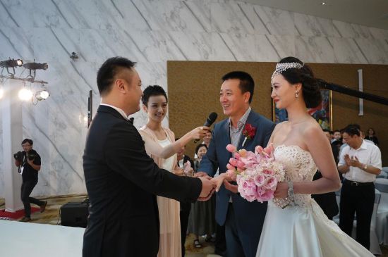 新浪娱乐讯 昨日(6月30日),导演滕华涛在京举行婚礼,众多明星纷纷