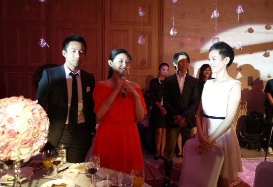 新浪娱乐讯 昨日(6月30日),导演滕华涛在京举行婚礼,众多明星纷纷