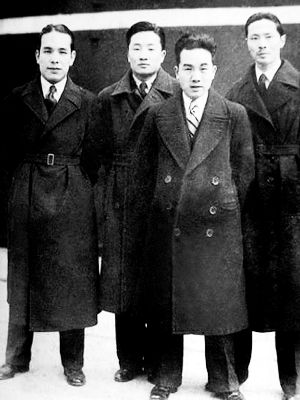 “中央电影摄影场”1933年10月成立于南京。图为主创人员黄天佐（左）、余仲英（右）、颜鹤鸣（右二）。