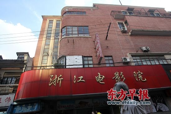 2012年7月23日，一位老人从浙江电影院前走过。早报记者 张新燕 图 