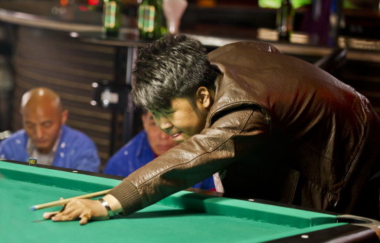 杜海涛装痞打台球