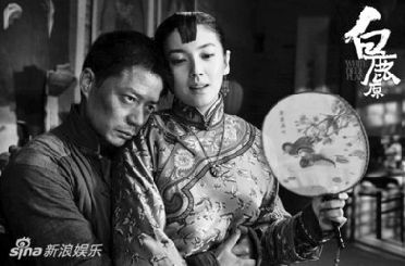 《白鹿原》剧照，黑娃靠在田小娥肩头。