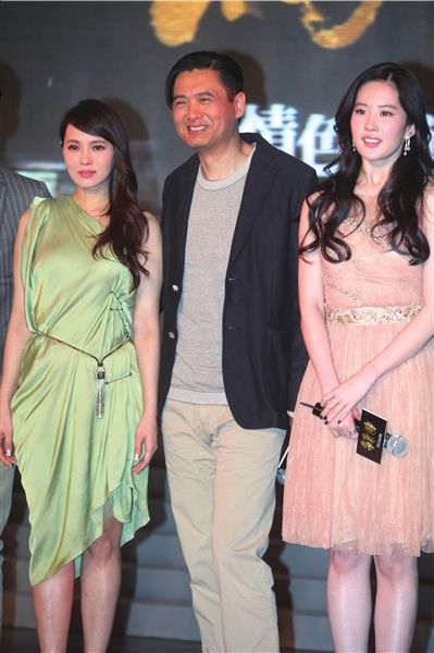 周润发,刘亦菲一同宣传新片.聂宽冕供图