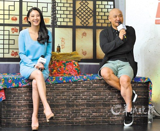 王全安、张雨绮坐在炕头接受采访