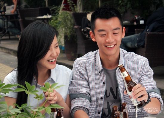 郑恺戏中与杨子珊把酒言欢 郑恺携手"薇女郎"杨子姗 郑恺杨子珊对戏