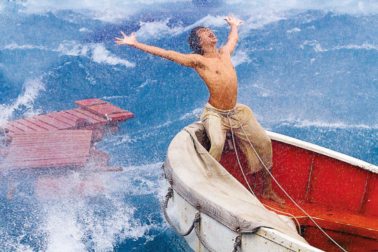 男主角在海中艰苦求生