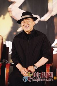 成龙在发布会现场