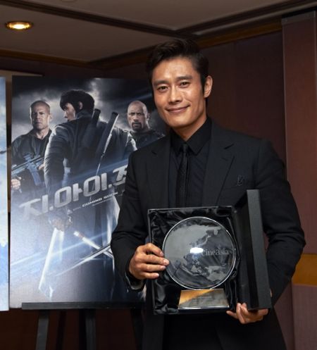 韩星李秉宪香港与周迅等同获年度明星大奖