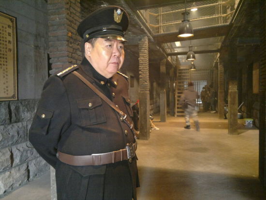 郑则仕《王牌》饰演监狱长霸气十足