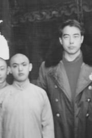 赵海龙在微博上发了一张与导演陈凯歌当年的合照