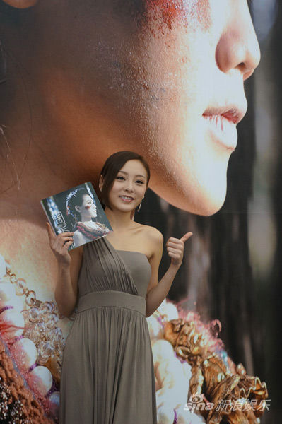 何佩瑜展示师姐写真集