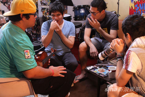 黄裕翔片中用身份证秀音乐