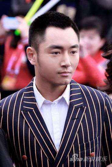 李东学亮相北京电影节蓝毯