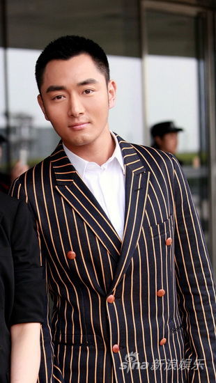 李东学亮相北京电影节蓝毯