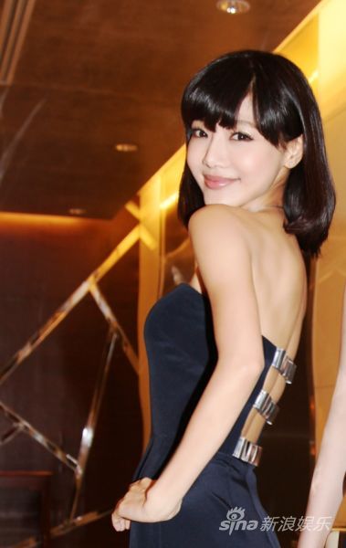 邓家佳率性裤装亮相北影节再秀美背