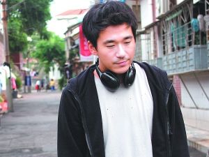 张默在《钢琴木马》中饰演被追杀的宅男。