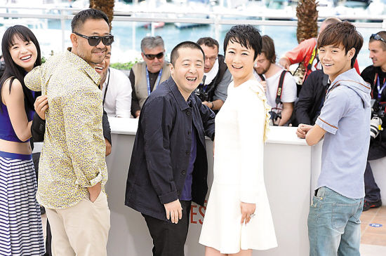 《天注定》戛纳获赞，众主创心情灿烂（从左至右：李梦、姜武、贾樟柯、赵涛、罗蓝山）