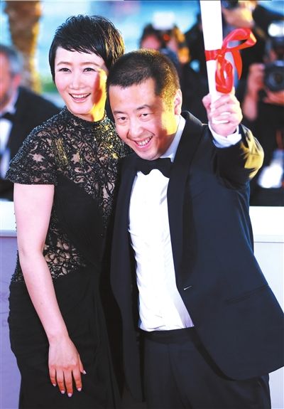 获奖后,贾樟柯,赵涛夫妇相拥庆祝. 图/cfp