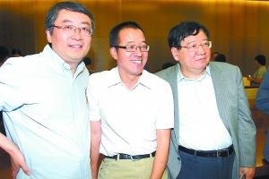“新东方三杰”王强、俞敏洪、徐小平在电影首映式上。CFP图