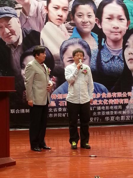 导演宁敬武（右）介绍影片