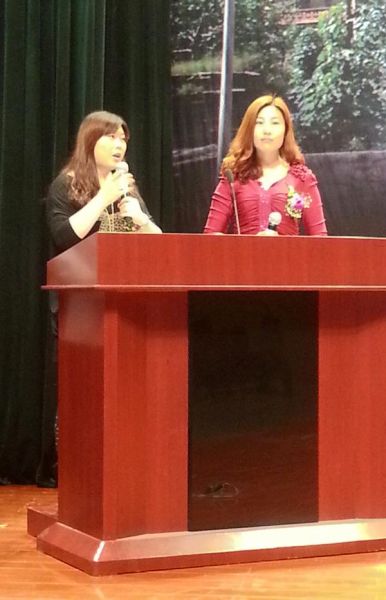 主演“西单女孩”任月丽（左）介绍角色